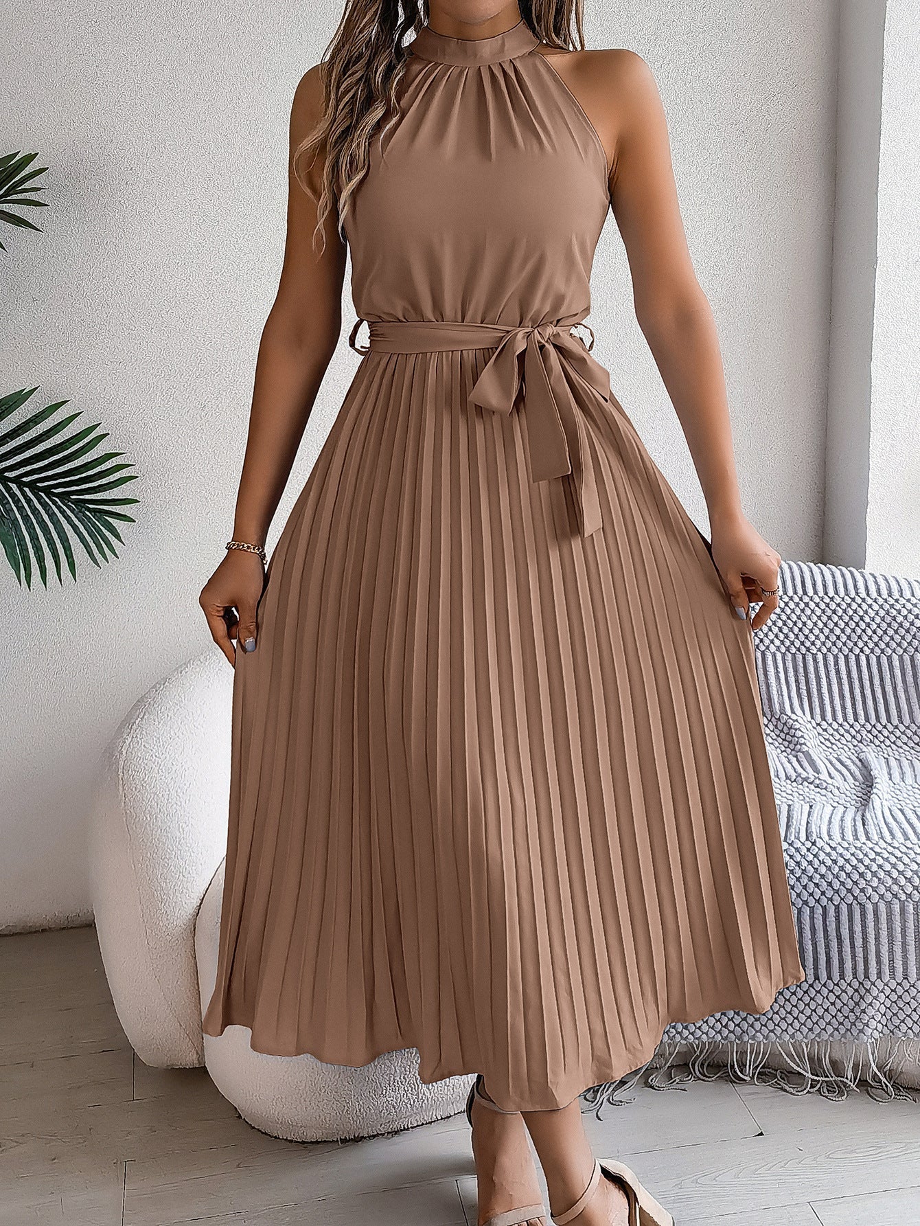 Elegant Sleeveless Maxi Dress with Collar