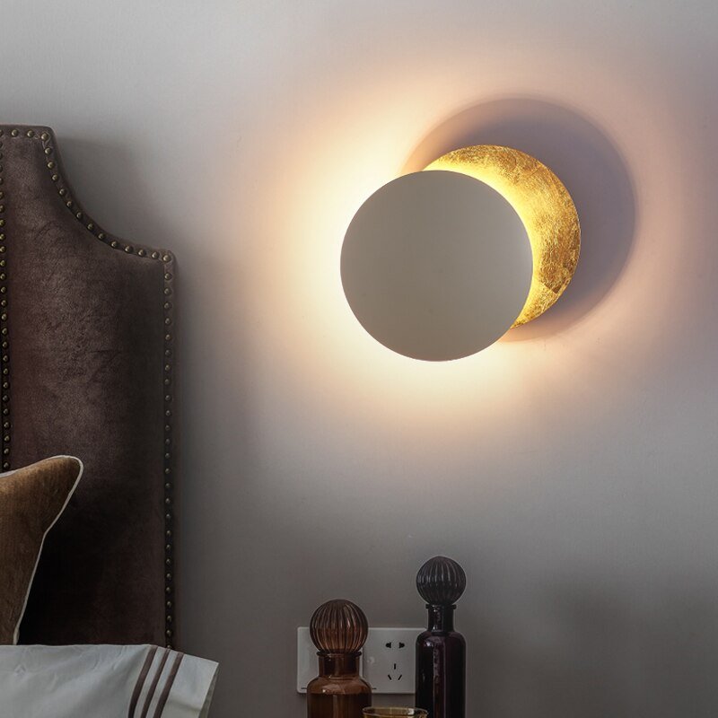 LUMINOUS ECLIPSE – Artistic Wall Lamp with Unique Light Reflections