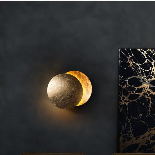 LUMINOUS ECLIPSE – Artistic Wall Lamp with Unique Light Reflections