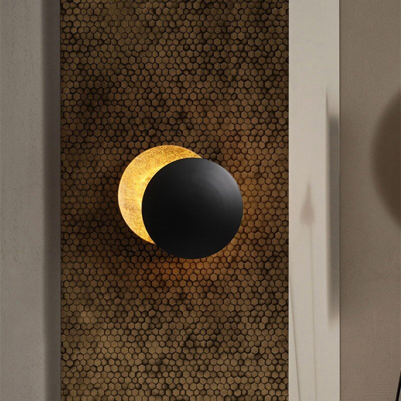 LUMINOUS ECLIPSE – Artistic Wall Lamp with Unique Light Reflections