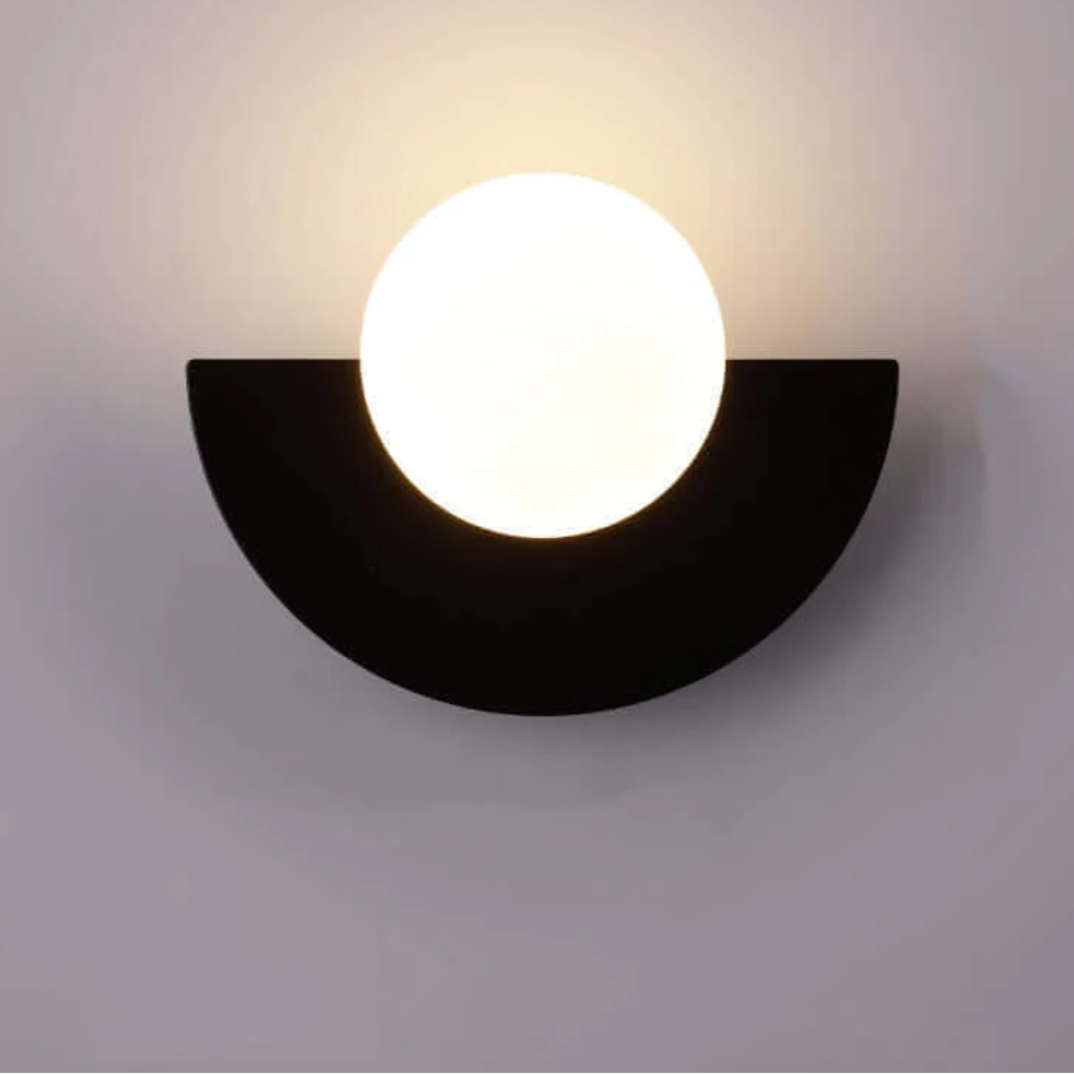 LUMINAIRE – Chic Metallic Half-Moon Wall Lamp