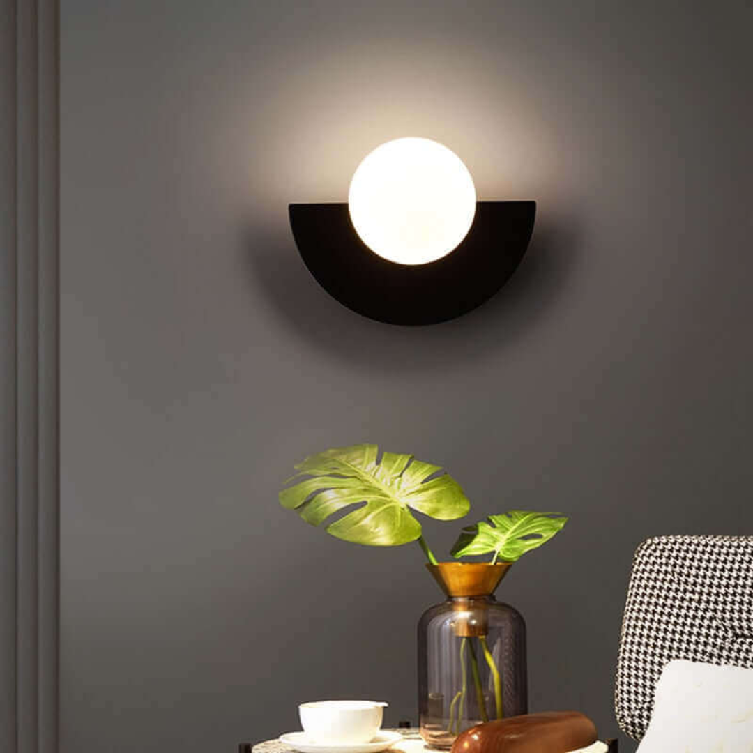 LUMINAIRE – Chic Metallic Half-Moon Wall Lamp